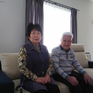 K様、この度はありがとうございます。悩んで選ばれた張地とラグの色も素敵にマッチングしていますね！またよろしくお願い致します！大山