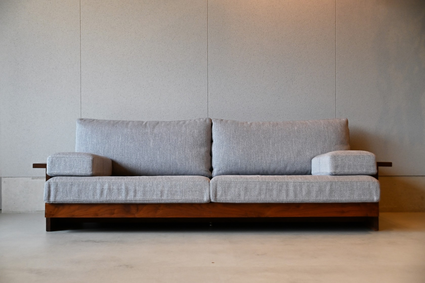 Still Solid Line sofa