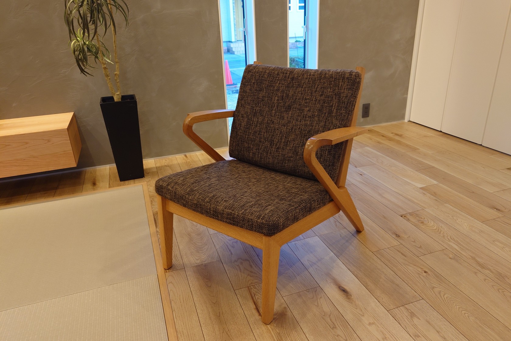 E-01 Lounge Chair